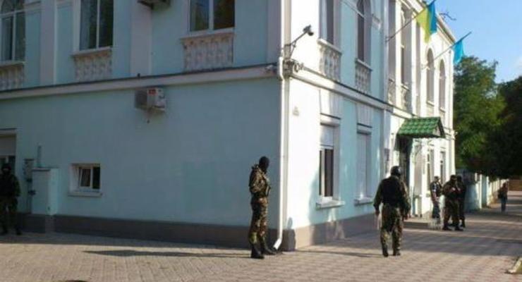 В Симферополе вооруженные люди проводят обыск в здании Меджлиса