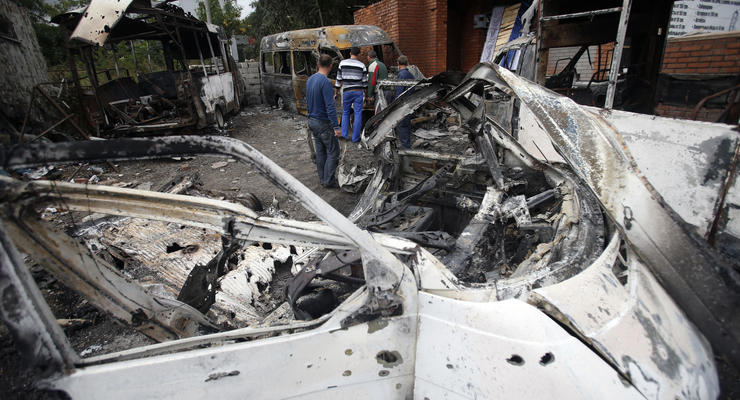 Новые фото из Донецка: сгоревшие автобусы и очереди в Ощадбанк