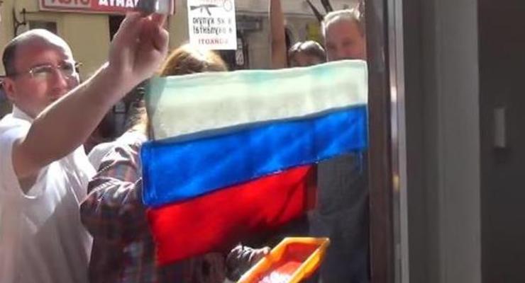Во Львове активисты раскрашивали витрины в российские триколоры