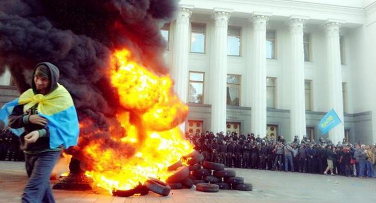 Активисты перекрыли улицу Грушевского и рвутся в парламент