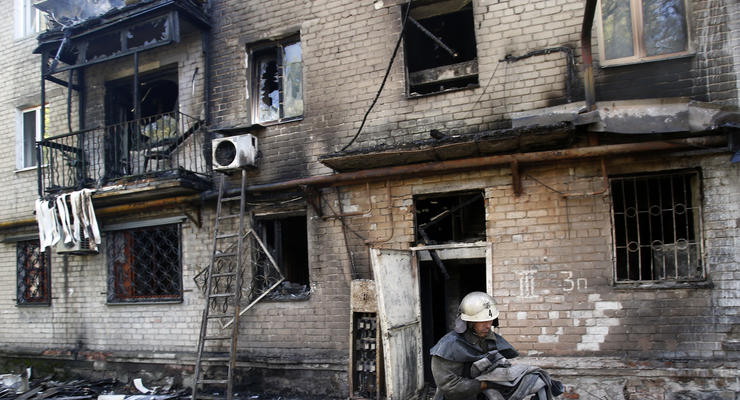Обстрелы в Донецке: загорелся жилой дом