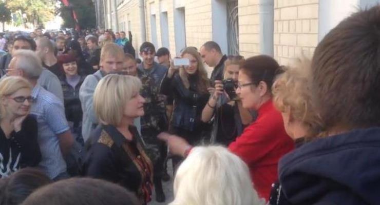 Жену Луценко с криками "Ганьба" прогнали с митинга на Банковой