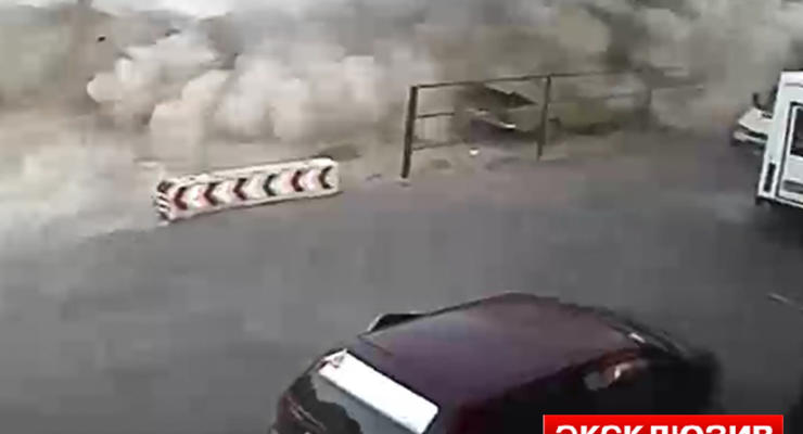 Появилось видео, как в Донецке люди спасались от мощного обстрела