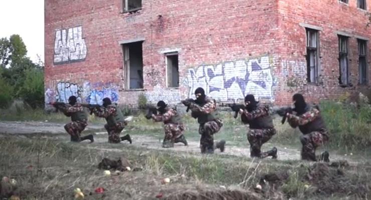 Харьковские "партизаны" показали, как тренируют добровольцев