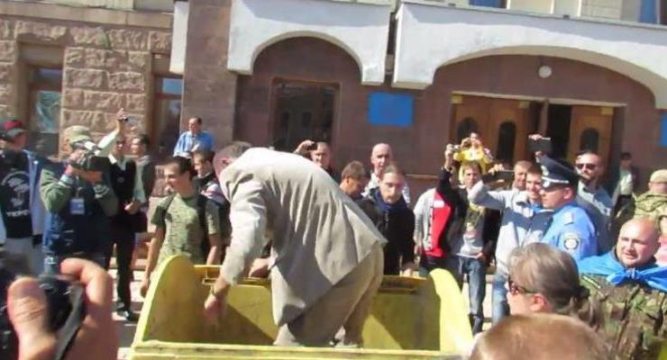 Deputat Bucket Challenge. В Тернополе и Кировограде чиновников засунули в мусорные баки
