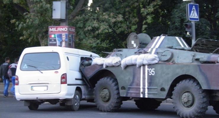 В Николаеве армейский БРДМ врезался в микроавтобус