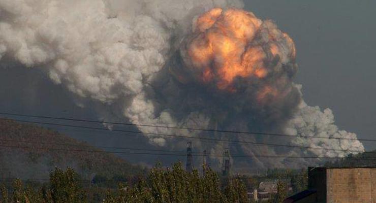 В Донецке на территории завода химических изделий прогремел мощный взрыв (видео)