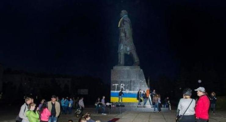 В Краматорске памятник Ленину разрисовали в сине-желтые цвета