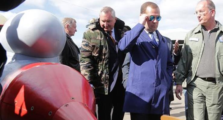 Медведев встретился с российскими военными роботами