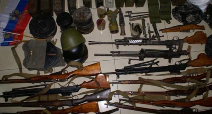 В Мелитополе СБУ задержала торговцев оружием с флагами РФ (видео)