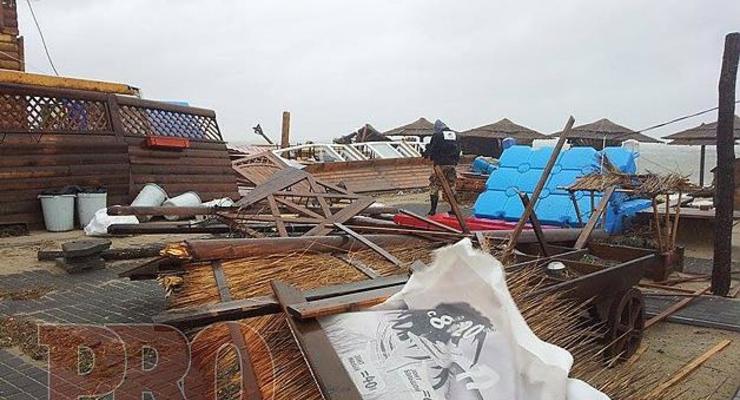 Над Украиной пронесся ураган: разрушены дома, разбиты автомобили