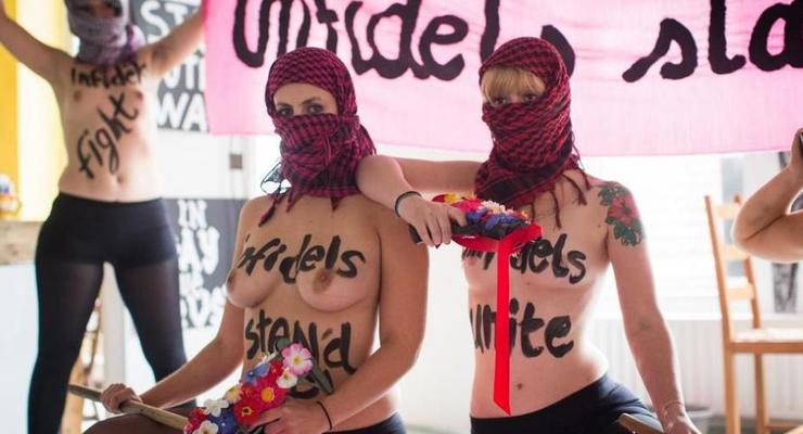 Активистки FEMEN провели в Париже акцию против "Исламского государства"