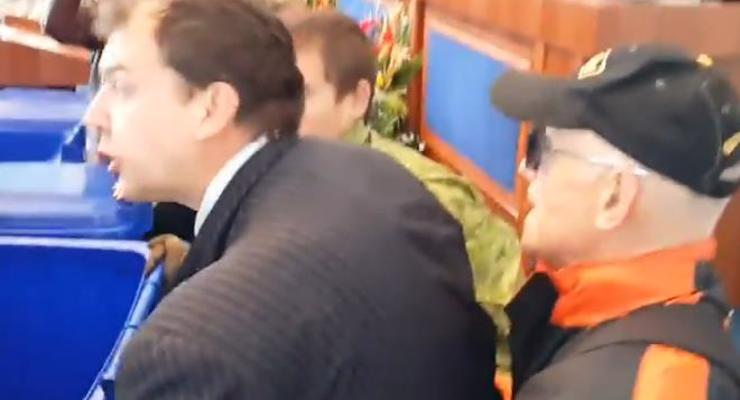 Майдановцы запихнули в мусорные баки депутатов Черкасского облсовета (видео)