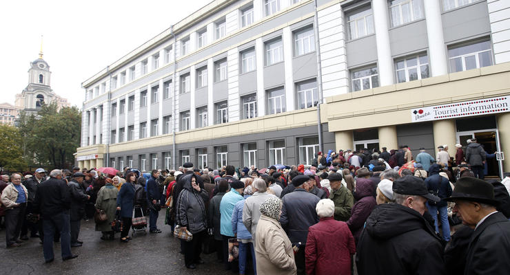 В Донецке выстраиваются очереди за гуманитарной помощью (фото)