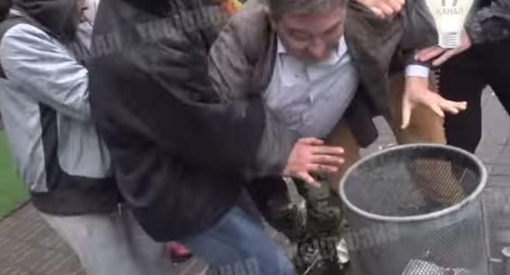 Появилось видео, как в центре Киева напали на депутата Грушевского