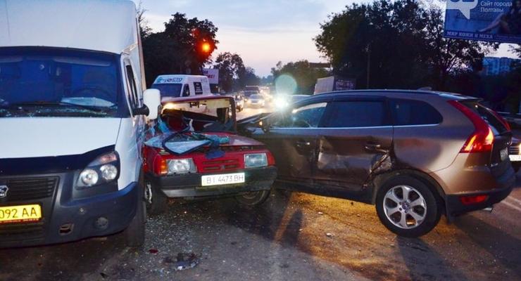 ДТП в Полтаве: внедорожник протаранил три автомобиля