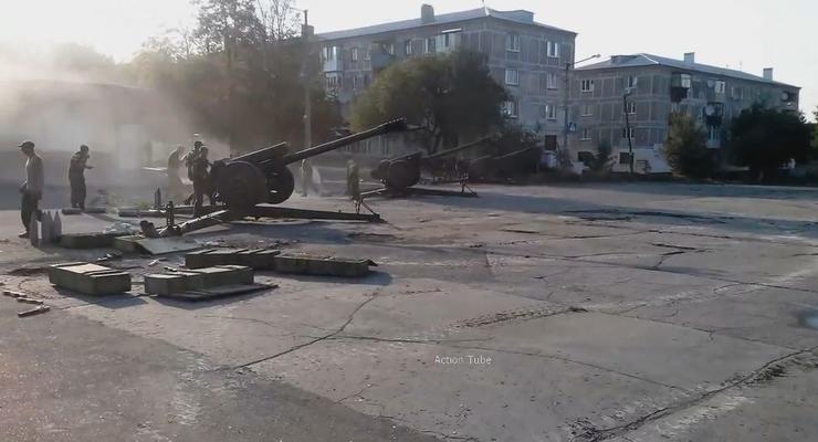 Артиллерия сепаратистов ведет огонь на фоне хрущевок (видео)