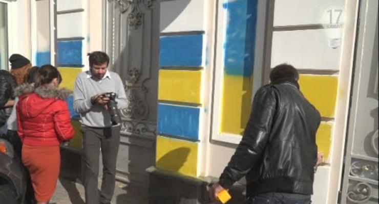 Появилось видео, как активисты раскрасили забор Порошенко
