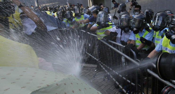Столкновения в Гонконге: полиция разгоняет протестующих за честные выборы (фото, видео)