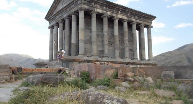 Российский турист осквернил древний храм в Армении