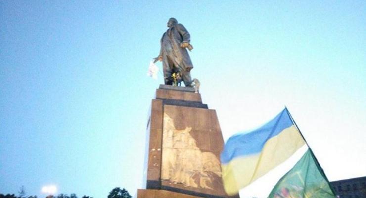 Кернес пообещал восстановить разрушенный памятник Ленину