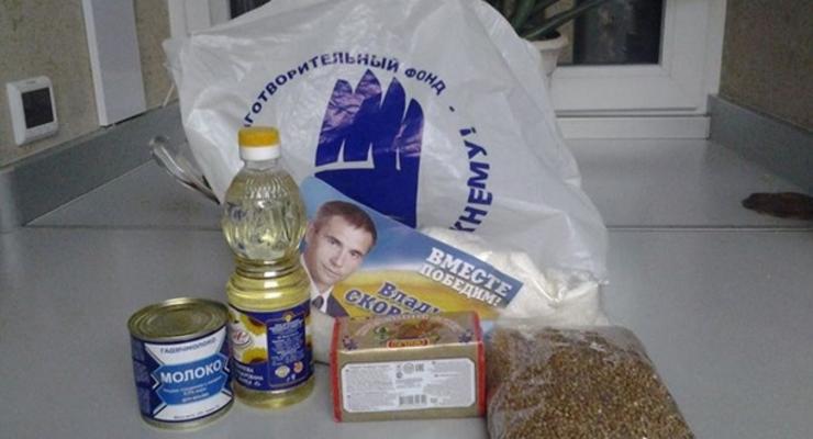 В Харькове школьники разносили гречку и консервы за одного из депутатов