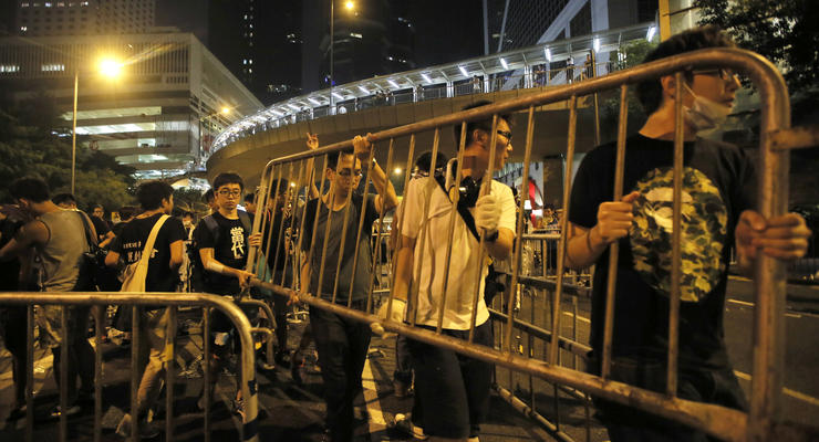 Протестующие в Гонконге возводят баррикады