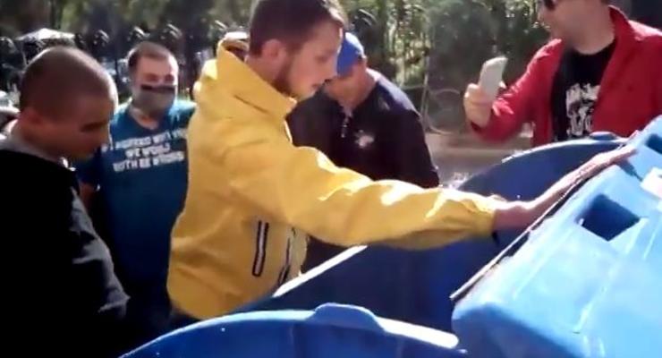 В Одессе Правый Сектор выбросил своего лжелидера в мусорный бак (видео)