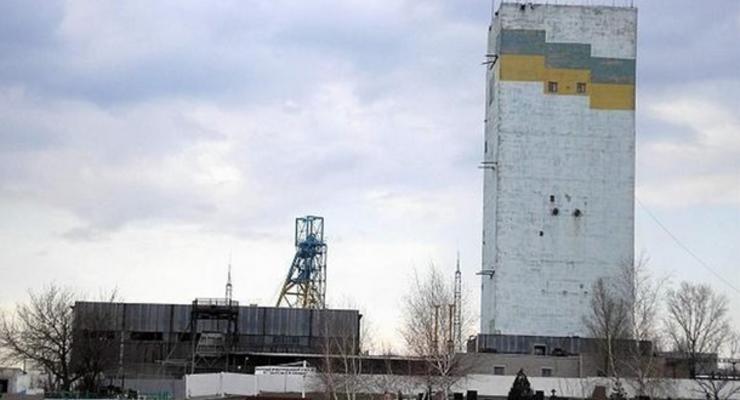 В Донецке обесточена шахта имени Засядько, под землей остались горняки