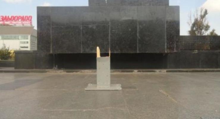В Мариуполе неизвестные сломали крест на площади Ленина