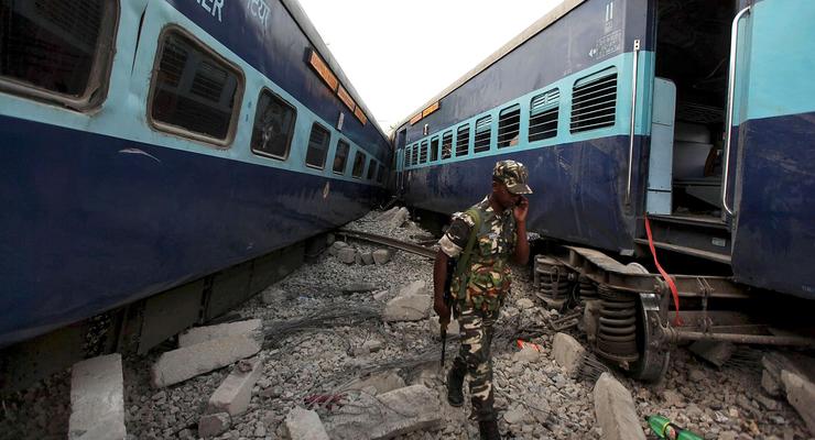 Жертвами столкновения поездов в Индии стали 12 человек