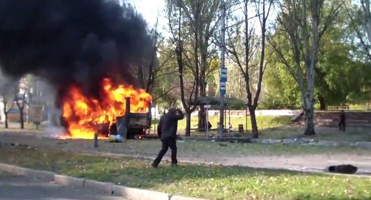 В Донецке в остановку попал снаряд. Сгорел автобус, погибло 8 человек (видео)