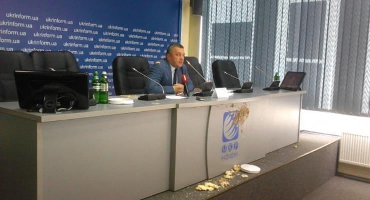 Экс-генпрокурора Махницкого забросали тортами во время пресс-конференции