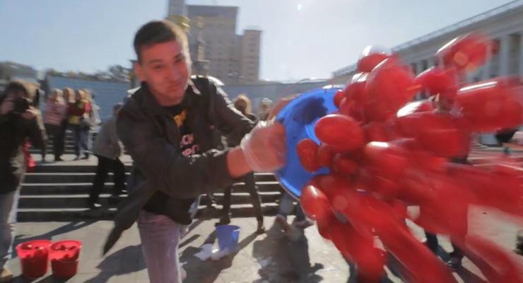 TomatoBucketChallenge. На Майдане фото депутатов забросали помидорами