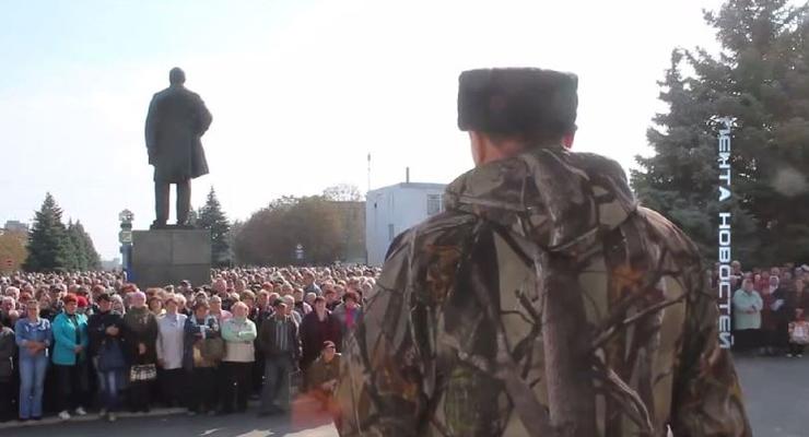 Боевик объяснил жителям Первомайска, почему воюет за их спинами (видео)