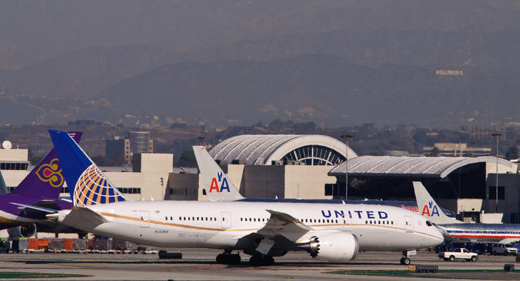 Мужчина, больной вирусом Эбола, прибыл в США самолетом United Airlines