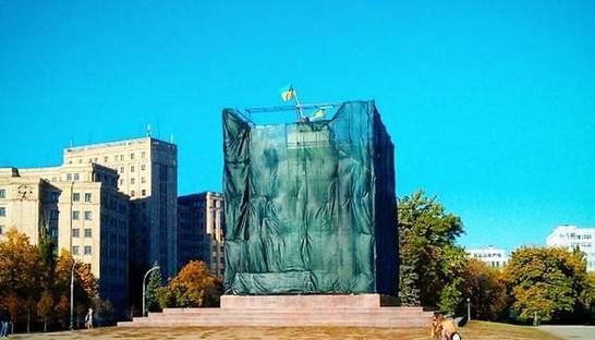 В Харькове начали восстанавливать памятник Ленину (фото)