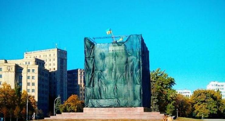 В Харькове начали восстанавливать памятник Ленину (фото)