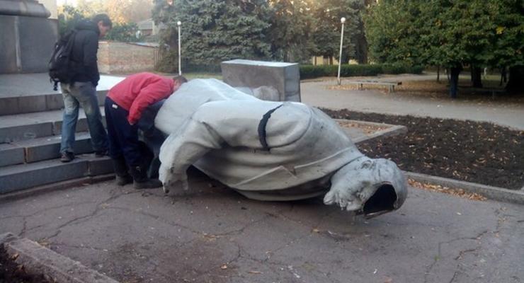В Кривом Роге снесли памятник Ленину (фото, видео)