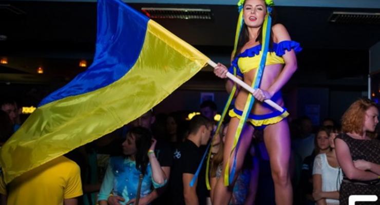 В Ивано-Франковске стриптизерши танцуют в вышиванках и с флагами Украины (фото)