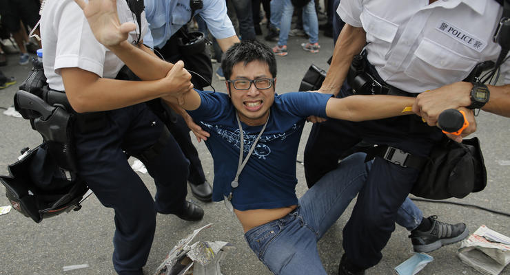 Протесты в Гонконге: демонстрантов атаковали сторонники властей