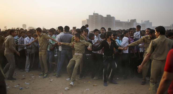 В давке на празднике в Индии погибли десятки человек