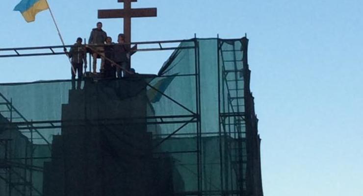 На месте памятника Ленину в Харькове поставили крест (фото)