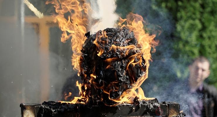 В Одессе сожгли и похоронили чучело Сергея Кивалова (фото, видео)