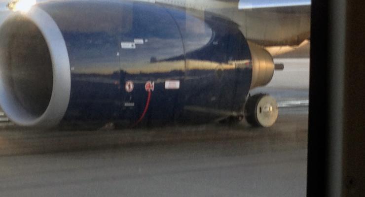 В аэропорту Лос-Анджелеса во время взлета у самолета лопнули шины шасси