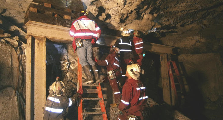 В Индонезии из-за обрушения шахты погибли двадцать золотоискателей