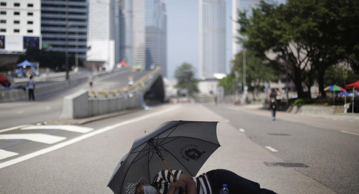 Протесты в Гонконге пошли на спад, демонстранты разбирают баррикады