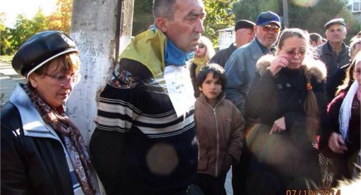 В Донецкой области мужчину привязали к столбу и назвали «карателем» (фото, видео)