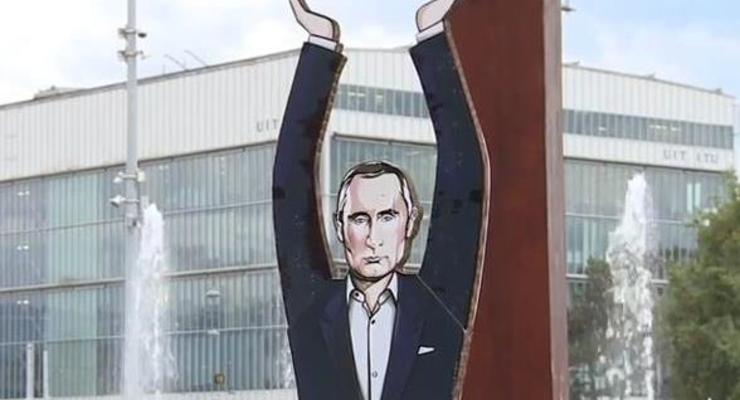 В Швейцарии фигуру Путина поставили вместо ножки "Сломанного стула"