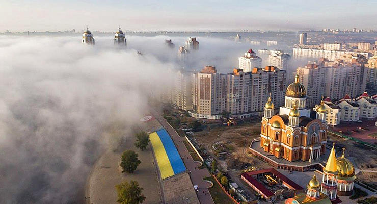 День в фото: туманный Киев, одноглазый Шуфрич и девушки Бундесвера